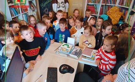dzieci w bibliotece